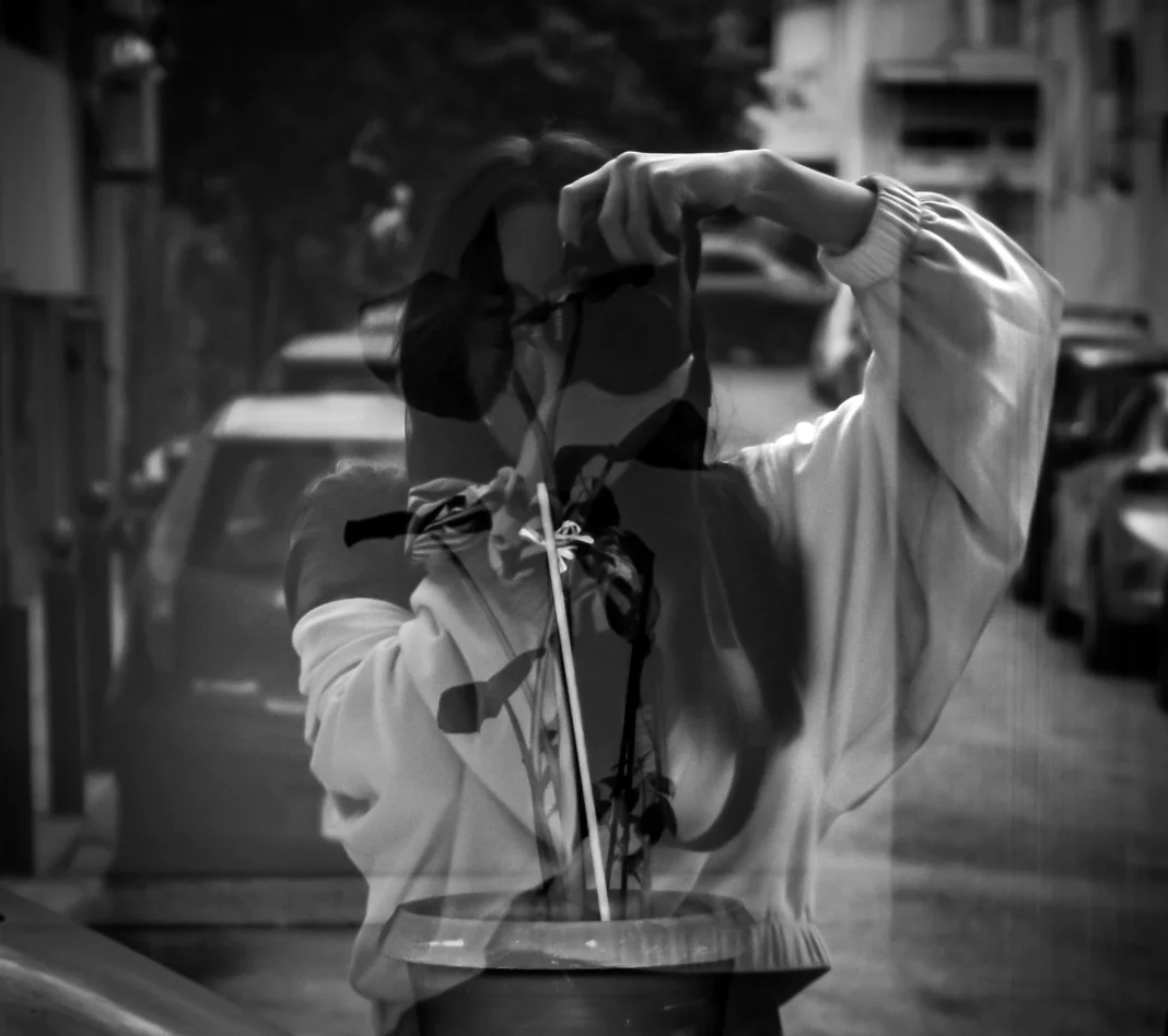 Αυτοπορτρέτο της Mariza Lorcos με καλλιτεχνική προσέγγιση και φυσικό φως